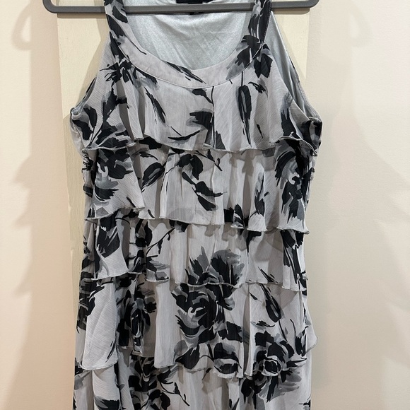 Floral Sleeveless Dress in Gray and Black - Picture 4 of 4